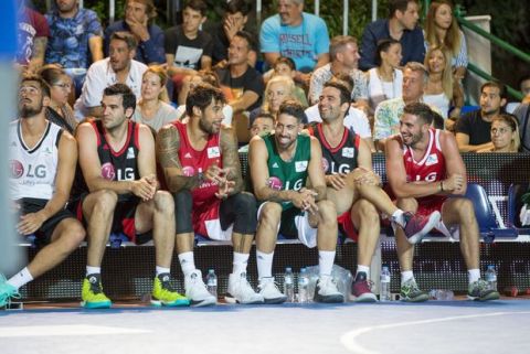 Ο Γιώργος Πρίντεζης και ο Γιαννούλης Λαρέντζακης βρέθηκαν με τους "LG Αθλητές του Αύριο" στη Σύρο