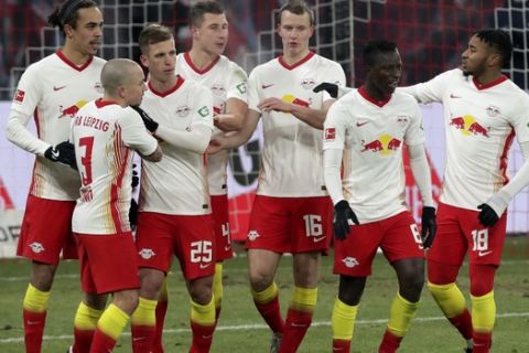 Οι παίκτες της Λειψίας πανηγυρίζουν γκολ κόντρα στην Άουγκσμπουργκ για ματς της Bundesliga