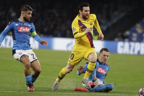 Barcelona's Lionel Messi, center, dribbles past Napoli's Piotr Zielinski, right, and Napoli's Lorenzo Insigne during the Champions League, Round of 16, first-leg soccer match between Napoli and Barcelona, at the San Paolo Stadium in Naples, Italy, Tuesday, Feb. 25, 2020. (AP Photo/Andrew Medichini)