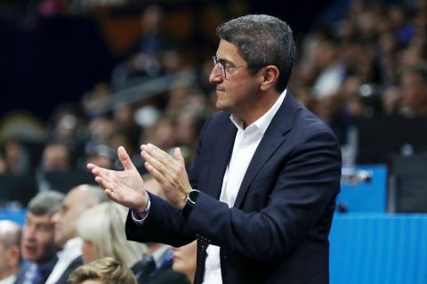 Ο υφυπουργός αθλητισμού, Λευτέρης Αυγενάκης, σε στιγμιότυπο της αναμέτρησης της Εθνικής Ελλάδας με τη Γερμανία για τα προημιτελικά του EuroBasket 2022 στη "Μερτσέντες Αρένα", Βερολίνο | Τρίτη 13 Σεπτεμβρίου 2022