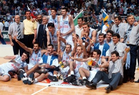 KOSARKA - Kosarkasi YU sa peharom prvaka Evrope.
Atina, 02.07.1995.
                           snimio:N.Parausic