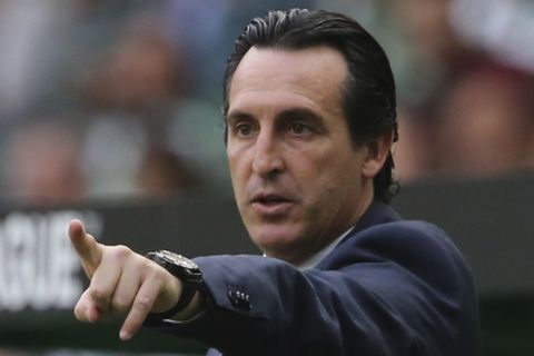 Arsenal manager Unai Emery gives directions to his players during the Europa League group E soccer match between Sporting CP and Arsenal at the Alvalade stadium in Lisbon, Thursday, Oct. 25, 2018. (AP Photo/Armando Franca)