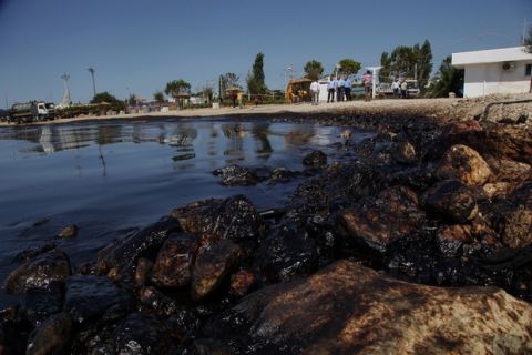 Απορρύπανση της θαλάσσιας περιοχής στον Αγιο Κοσμά. Πέμπτη 14 Σεπτέμβρη 2017. (EUROKINISSI / ΓΙΑΝΝΗΣ ΠΑΝΑΓΟΠΟΥΛΟΣ)