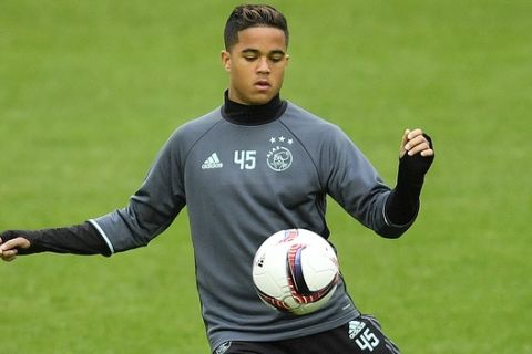 Ajax' Justin Kluivert exercises during a training session at the Schalke arena prior the Europa League quarterfinal second leg soccer match between FC Schalke 04 and Ajax Amsterdam in Gelsenkirchen, Germany, Wednesday, April 19, 2017. (AP Photo/Martin Meissner)