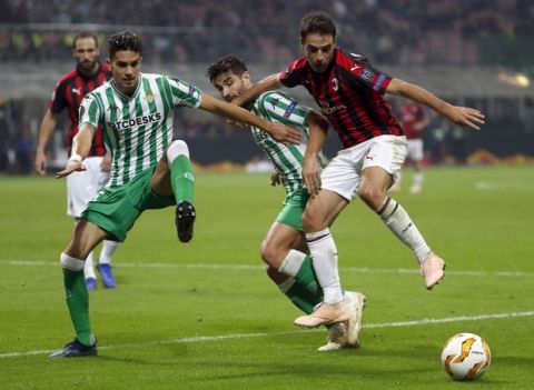 From left, Betis' Marc Bartra, Betis' Antonio Barragan and AC Milan's Giacomo Bonaventura go for the ball during the Europa League, Group F soccer match between AC Milan and Betis, at the San Siro Stadium in Milan, Italy, Thursday, Oct. 25, 2018. (AP Photo/Antonio Calanni)