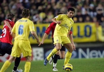 Juan Roman RIQUELME - Villareal / Lille - 07.12.2005 - Champions League C1 - Foot Football - laregur action duel opposition LOSC