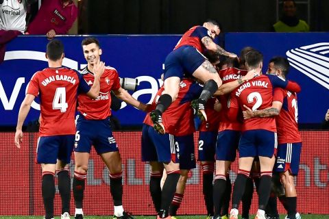 Οι παίκτες της Οσασούνα πανηγυρίζουν γκολ που σημείωσαν κόντρα στην Μπαρτσελόνα για τη La Liga 2022-2023 στο "Σαδάρ", Παμπλόνα | Τρίτη 8 Νοεμβρίου 2022