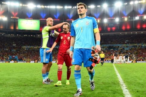 RIO DE JANEIRO, BRAZIL - JUNE 18: Pepe Reina of Spain consoles Andres Iniesta and Iker Casillas as they walk off the pitch during the 2014 FIFA World Cup Brazil Group B match between Spain and Chile at Estadio Maracana on June 18, 2014 in Rio de Janeiro, Brazil.  (Photo by Mike Hewitt - FIFA/FIFA via Getty Images)