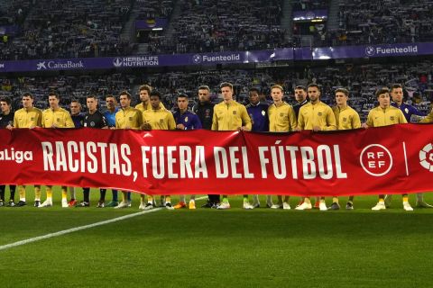 Βαγιαδολίδ - Μπαρτσελόνα: Οι παίκτες των δύο ομάδων ενώθηκαν και ύψωσαν πανό με μήνυμα κατά του ρατσισμού