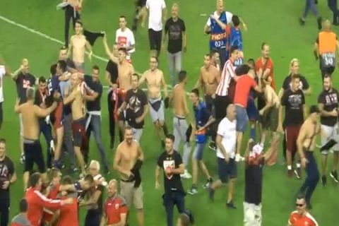 VIDEO: Μπούκαραν στο γήπεδο για πανηγυρισμούς οι οπαδοί του Ερυθρού Αστέρα