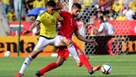 Colombias Teofilo Gutierrez, left, fights for the ball with Perus Carlos Zambrano during a 2018 World Cup qualifying soccer match in Barranquilla, Colombia, Thursday, Oct. 8, 2015. (AP Photo/Joaquin Sarmiento)