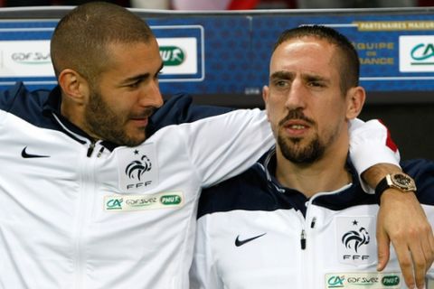 French soccer team forward Karim Benzema, left, looks his teammate forward Franck Ribery, before  the friendly soccer match between France and Paraguay at the Allianz Riviera Stadium, in Nice, southeastern France, Sunday, Juin 1, 2014. France which will face Paraguay on Sunday, is preparing for the upcoming soccer World Cup in Brazil starting on 12 June. (AP Photo/Claude Paris)