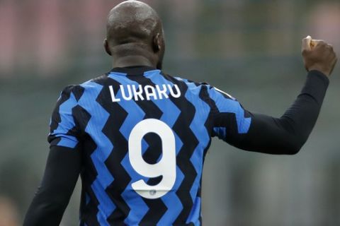 O Ρομελού Λουκακού πανηγυρίζει γκολ του με τη φανέλα της Ίντερ κόντρα στην Τορίνο για την Serie A