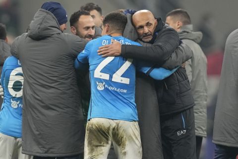 Ο Λουτσιάνο Σπαλέτι και οι παίκτες του μετά από νικηφόρο ματς της Νάπολι στην Serie A κόντρα στην Μίλαν | 19 Δεκεμβρίου 2021