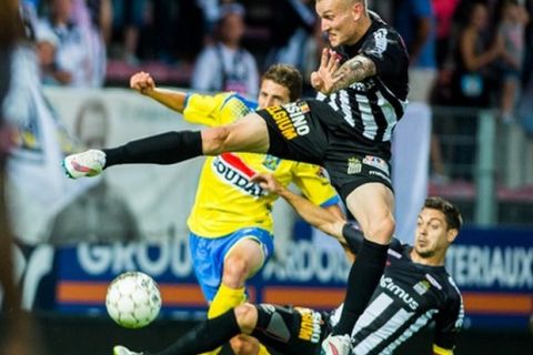 20150822 - CHARLEROI, BELGIUM: Charleroi's Florent Stevance and Westerlo's Jens Cools fight for the ball during the Jupiler Pro League match between Charleroi and Westerlo, in Charleroi, Saturday 22 August 2015, on day 05 of the Belgian soccer championship. BELGA PHOTO LAURIE DIEFFEMBACQ