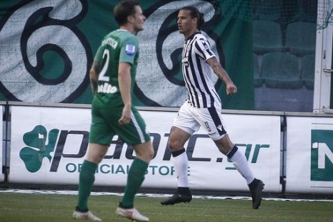 Ο Αλεκσάνταρ Πρίγιοβιτς σκοράρει με τη φανέλα του ΠΑΟΚ κόντρα στον Παναθηναϊκό στην Λεωφόρο σε ματς της Super League