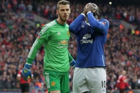 Evertons Romelu Lukaku holds his hands to his face after missing a chance on goal, as Manchester United's goalkeeper David de Gea walks past during the English FA Cup semifinal between Manchester United and Everton at Wembley stadium in London, Saturday, April 23,  2016. United won the game 2-1. (AP Photo/Tim Ireland)