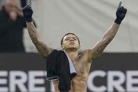 Lyon's Memphis Depay celebrates after his goal during the League One soccer match between Marseille and Lyon at the Velodrome stadium, in marseille, southern France , Sunday, March 18, 2018. (AP Photo/Claude Paris)