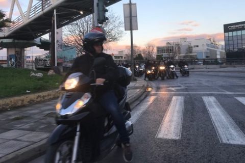 Συνοδεία μοτοσικλετιστών η ΑΕΚ στο Περιστέρι