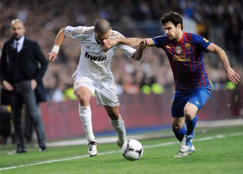 MADRID, SPAIN - JANUARY 18: Pepe (L) of Real Madrid is tackled by Cesc Fabregas of Barcelona during the Copa del Rey Quarter Finals match between Real Madrid and Barcelona at Estadio Santiago Bernabeu on January 18, 2012 in Madrid, Spain.  (Photo by Denis Doyle/Getty Images)