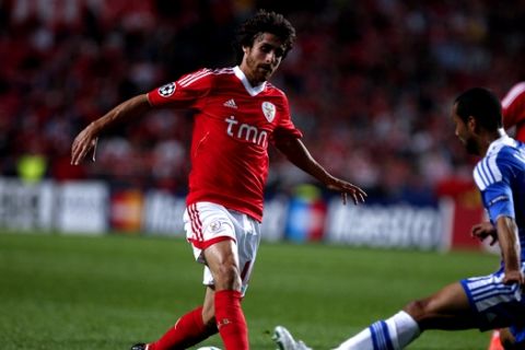 Benfica's Pablo Aimar, left, from Argentina, Chelsea's Ashley Cole during their Champions League first leg quarter-final soccer match at Benfica's Luz stadium in Lisbon, Tuesday, March 27, 2012. (AP Photo/Francisco Seco)