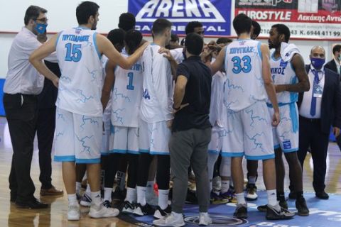 Οι παίκτες του Ιωνικού μαζεμένοι για το "ζντο" μετά από αγώνα της Stoiximan Basket League