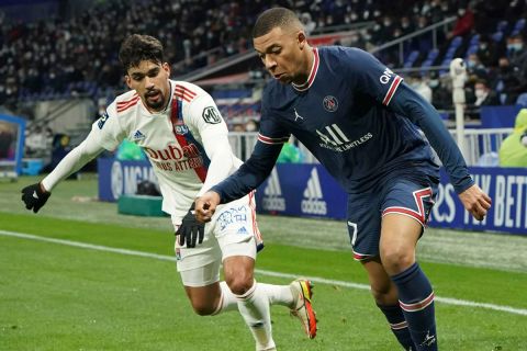 Ο Κιλιάν Εμπαπέ της Παρί μονομαχεί με τον Λούκας Πακετά της Λιόν για τη Ligue 1 2021-2022 στο "Γκρουπάμα Στέιντιουμ", Λιόν | Κυριακή 9 Ιανουαρίου 2022