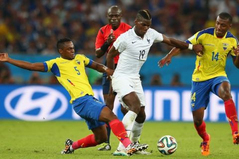 RIO DE JANEIRO, BRAZIL - JUNE 25: Paul Pogba of France is challenged by Alex Ibarra (L) and Oswaldo Minda of Ecuador during the 2014 FIFA World Cup Brazil Group E match between Ecuador and France at Maracana on June 25, 2014 in Rio de Janeiro, Brazil.  (Photo by Julian Finney/Getty Images)