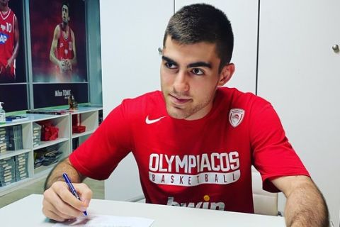 Ολυμπιακός: Υπέγραψε το πρώτο του συμβόλαιο ο Κολοβέρος