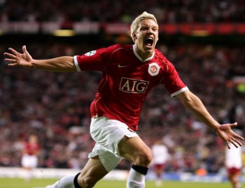 manchester United's Alan Smith celebrates his goal and the second on the night
