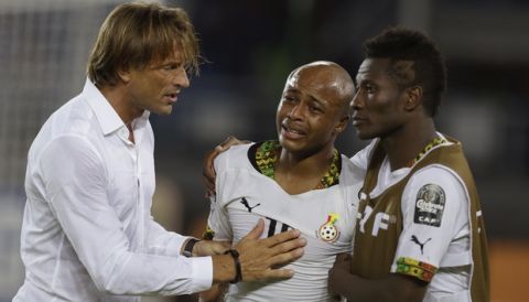 Ivory Coast's head coach Herve Renard, left,  consoles Ghana's Andre Ayew, center, and Asamoah Gyan, right,  after Ghana lost their African Cup of Nations final soccer match to Ivory Coast in Bata, Equatorial Guinea, Sunday, Feb. 8, 2015. (AP Photo/Sunday Alamba)