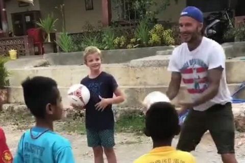 Ο "δάσκαλος" Μπέκαμ μαθαίνει ποδόσφαιρο σε παιδιά στην Ινδονησία
