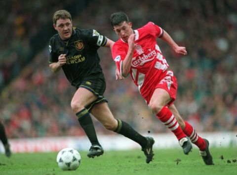 19 MAR 1995:  ROBBIE FOWLER OF LIVERPOOL BEATS STEVE BRUCE OF MANCHESTER UNITED DURING A PREMIERSHIP MATCH AT ANFIELD. Mandatory Credit: Shaun Botterill/ALLSPORT