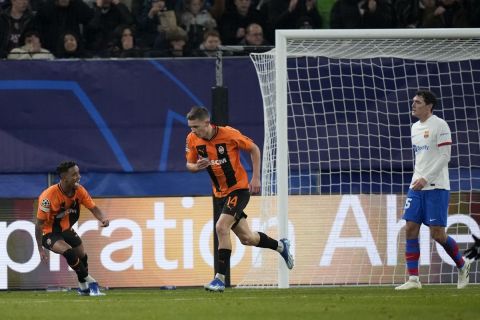 Ο Ντανίλο Σικάν της Σαχτάρ πανηγυρίζει γκολ που σημείωσε κόντρα στην Μπαρτσελόνα για τη φάση των ομίλων του Champions League 2023-2024 στο "Βόλκσπαρκ Στάντιον", Αμβούργο | Τρίτη 7 Νοεμβρίου 2023