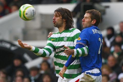 Celtic's Georgios Samaras (L) watches the ball as Rangers' Kirk Broadfoot challenges during their Scottish Premier League 'Old Firm' soccer match at Celtic Park stadium in Glasgow, Scotland January 3, 2010. REUTERS/David Moir (BRITAIN - Tags: SPORT SOCCER)