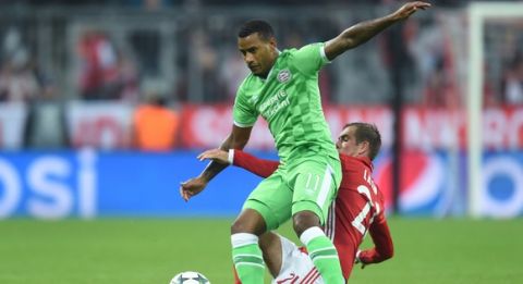 Eindhoven's midfielder Luciano Narsingh (L) and Bayern Munich's defender Philipp Lahm (R) vie for the ball during the UEFA Champions League group D football match FC Bayern Munich vs PSV Eindhoven in Munich, on October 19, 2016.. / AFP / CHRISTOF STACHE / ALTERNATIVE CROP         (Photo credit should read CHRISTOF STACHE/AFP/Getty Images)