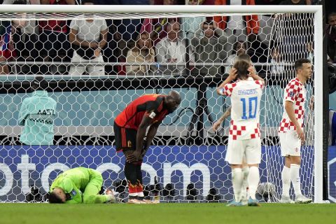 Ο Ρόμελου Λουκάκου του Βελγίου σε στιγμιότυπο με τον Λούκα Μόντριτς της Κροατίας για τη φάση των ομίλων του Παγκοσμίου Κυπέλλου 2022 στο "Αχμάντ μπιν Αλί", Αλ Ραγιάν | Πέμπτη 1 Δεκεμβρίου 2022