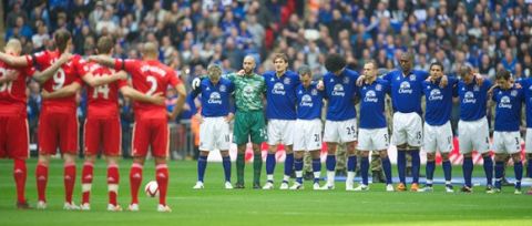 LONDON, ENGLAND - Saturday, April 14, 2012: Everton and Liverpool players stand for a minute's silence to remember the 96 victims of the Hillsborough Disaster before the FA Cup Semi-Final match at Wembley. (Pic by David Rawcliffe/Propaganda)