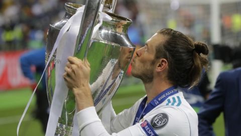 Real Madrid's Gareth Bale kisses the trophy after winning the Champions League Final soccer match between Real Madrid and Liverpool at the Olimpiyskiy Stadium in Kiev, Ukraine, Saturday, May 26, 2018. (AP Photo/Efrem Lukatsky)