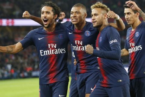 Οι Μαρκίνιος, Εμπαπέ, Νεϊμάρ και Ντι Μαρία πανηγυρίζουν γκολ της Παρί Σεν Ζερμέν κόντρα στην Λιόν για την Ligue 1
