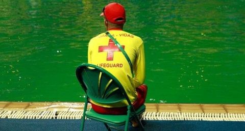 Πρασίνισε το νερό στο κολυμβητήριο του Ρίο