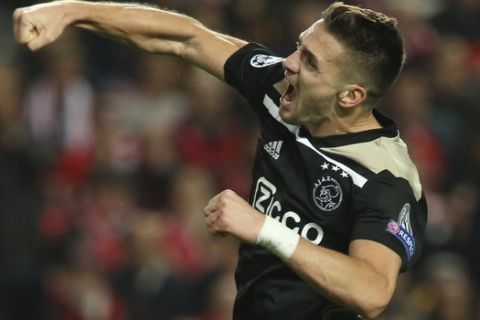 Ajax's Dusan Tadic celebrates scoring 1-1 during the Champions League group E soccer match between Benfica and Ajax at the Luz stadium in Lisbon, Wednesday, Nov. 7, 2018. (AP Photo/Armando Franca)