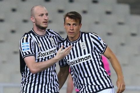 Κρμέντσικ και Σβαμπ πανηγυρίζουν τα γκολ του ΠΑΟΚ επί της ΑΕΚ στα playoffs /5-5-2021