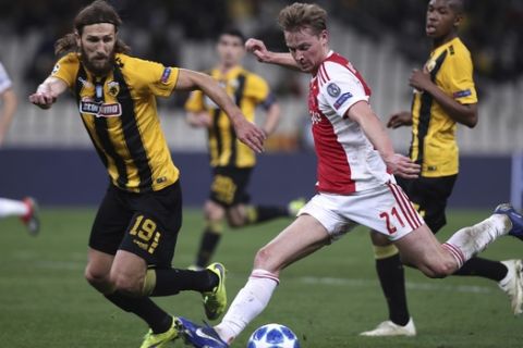 AEK's Dmytro Chygrynskiy, left, fights for the ball with Ajax's Frenkie de Jong during a Group E Champions League soccer match between AEK Athens and Ajax at the Olympic Stadium in Athens, Tuesday, Nov. 27, 2018. (AP Photo/Petros Giannakouris)