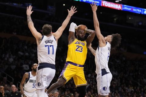 NBA: Οι Λέικερς "άγγιξαν" τεράστια ανατροπή, ο ΛεΜπρόν αστόχησε στο τελευταίο σουτ και οι Μάβερικς χαμογέλασαν