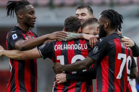 Οι παίκτες της Μίλαν πανηγυρίζουν γκολ κόντρα στην Κροτόνε σε αγώνα της Serie A