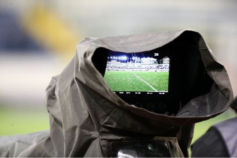 Κάμερα που καλύπτει τηλεοπτικά έναν αγώνα της Super League Interwetten