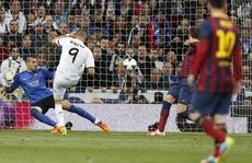 Partido de Liga entre el Real Madrid y el Barcelona en el Bernabéu. En la imagen, Benzema celebra uno de sus dos goles. Spanish League match between Real Madrid and Barcelona. In this picture, Benzema celebrates one of their two goals.