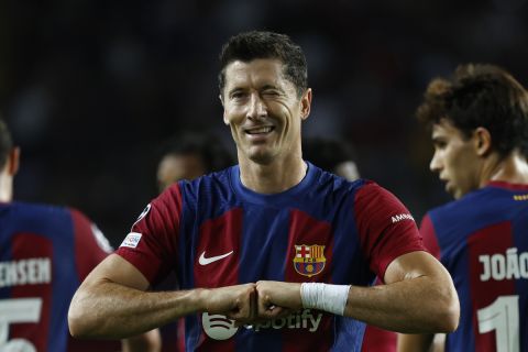 Ο Ρόμπερτ Λεβαντόβσκι της Μπαρτσελόνα πανηγυρίζει γκολ που σημείωσε κόντρα στην Άντβερπ για τη φάση των ομίλων του Champions League 2023-2024 στο Ολυμπιακό Στάδιο Βαρκελώνης | Τρίτη 19 Σεπτεμβρίου 2023