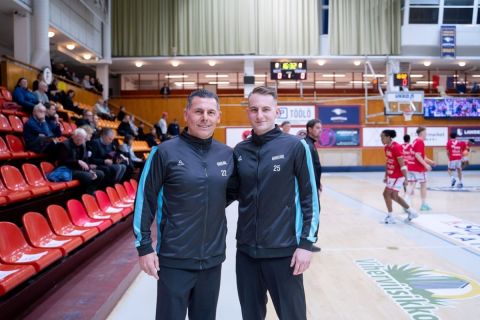 Η όμορφη ιστορία πατέρα και γιου από την Ελλάδα που διηύθυναν μαζί αγώνα μπάσκετ στην Φινλανδία